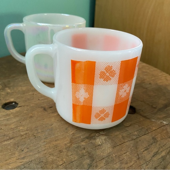 Set of 2 Vintage Federal Glass Milk Glass Mugs - Picture 2 of 6